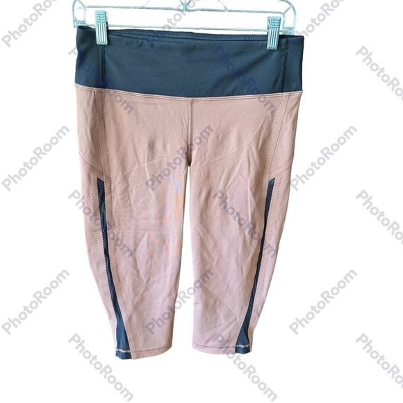This Lululemon cropped legging is in a brand new condition - Picture 4 of 7